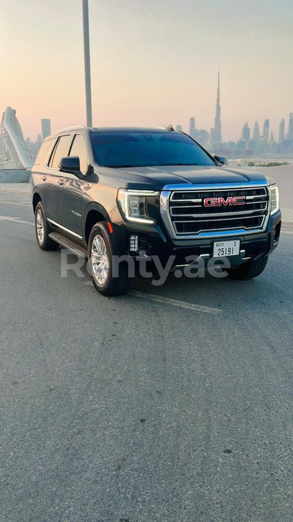 Negro GMC Yukon en alquiler en Sharjah 0