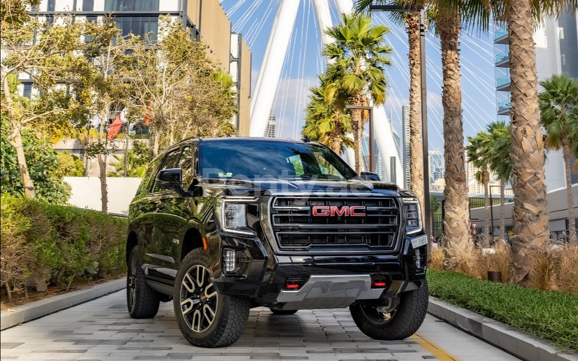 Schwarz GMC Yukon AT4 zur Miete in Dubai