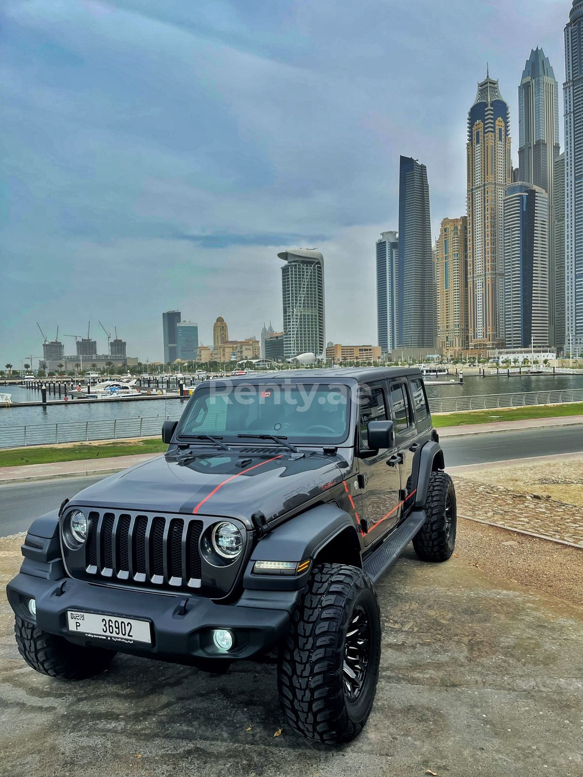 Noir Jeep Wrangler en location à Sharjah 3