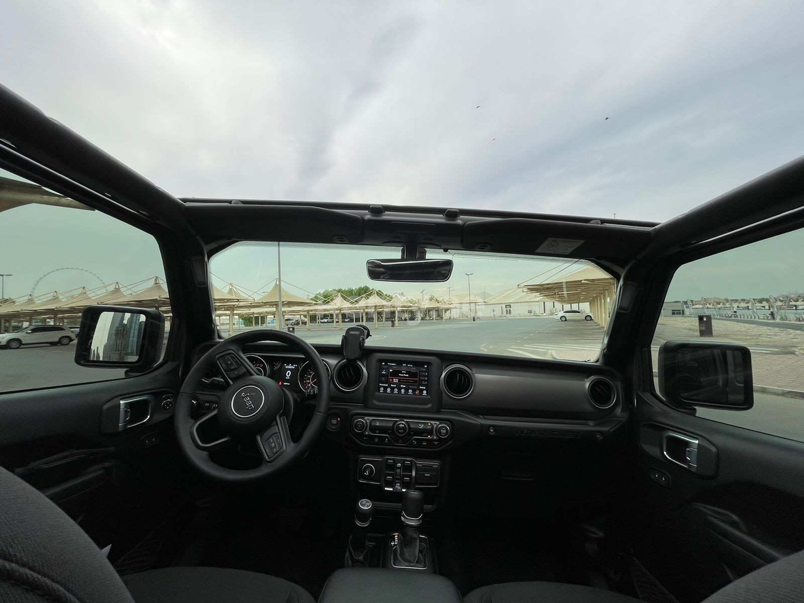 أسود Jeep Wrangler للإيجار في أبو ظبي 9