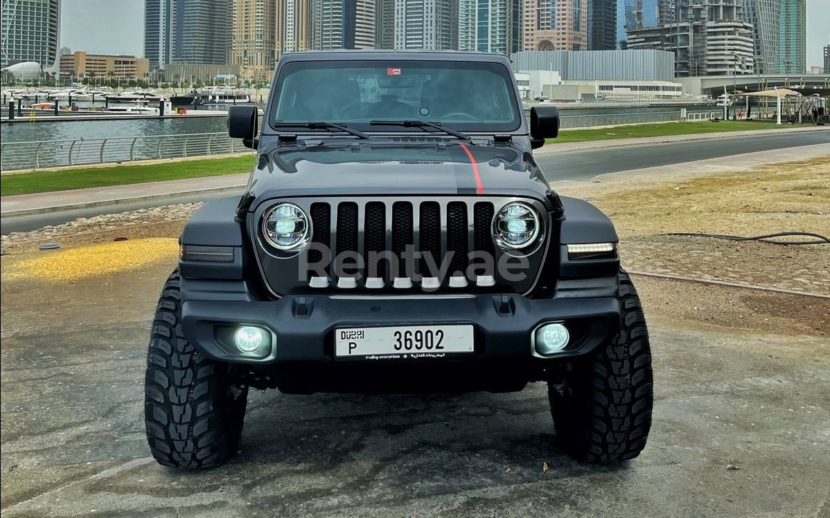 在阿布扎比租赁黑色 Jeep Wrangler