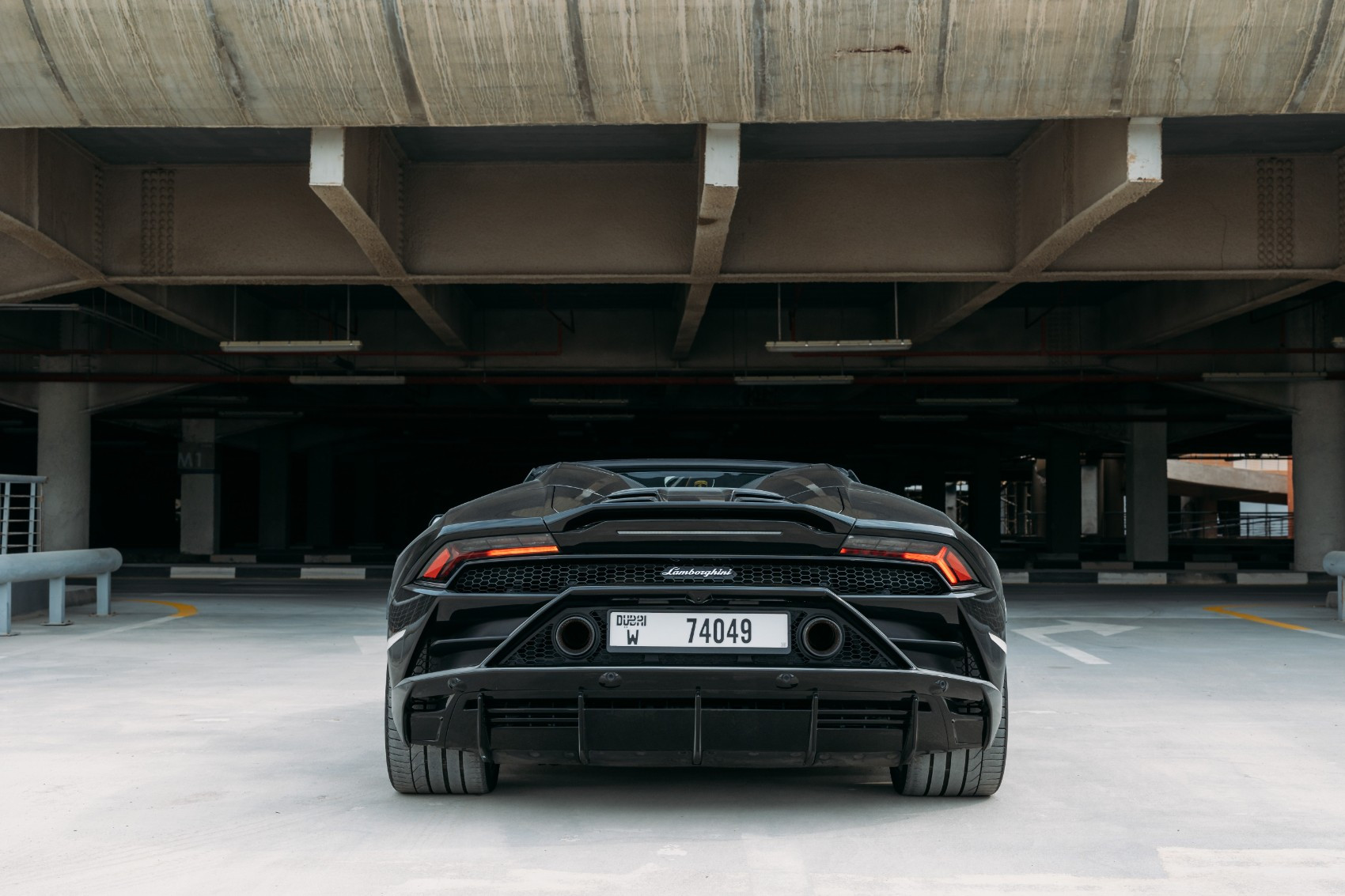 Nero Lamborghini Evo Spyder in affitto a Sharjah 1