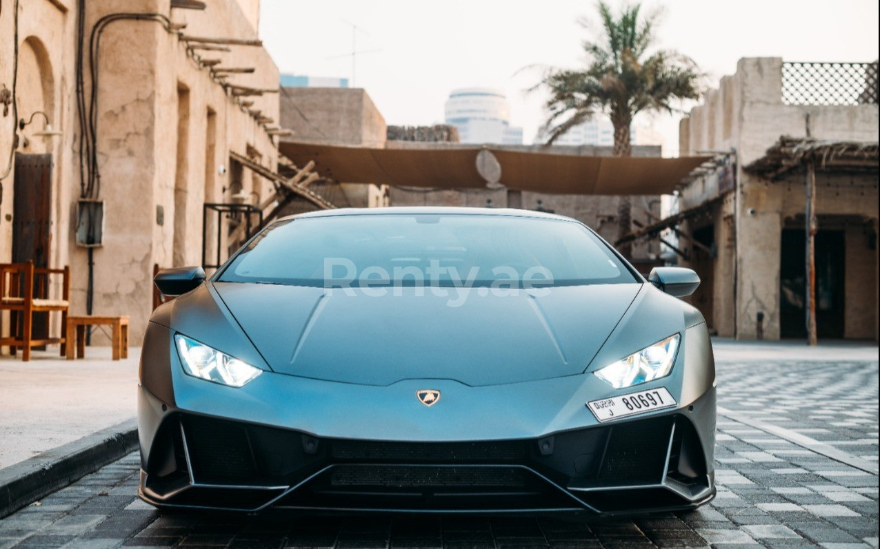 Negro Lamborghini Evo en alquiler en Abu-Dhabi