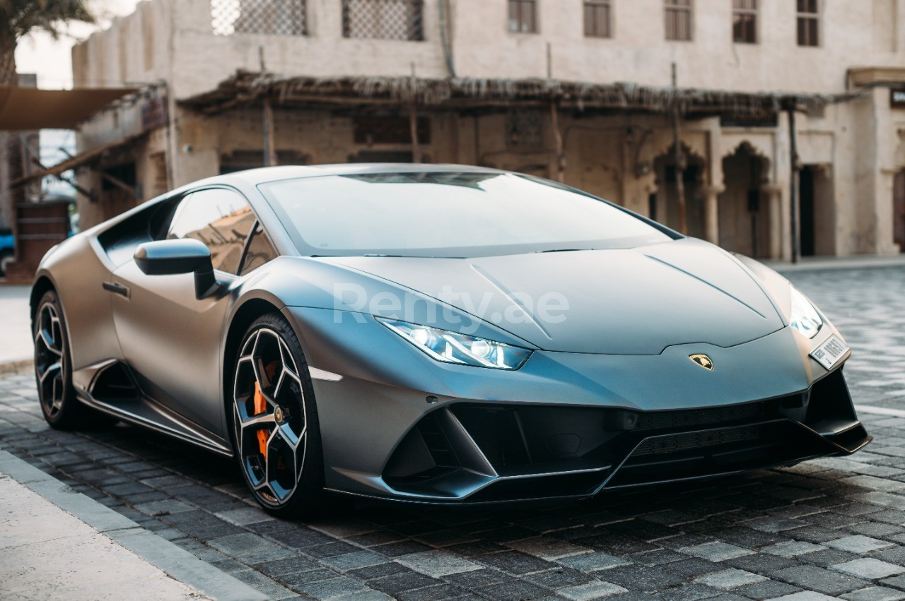 Noir Lamborghini Evo en location à Dubai 4