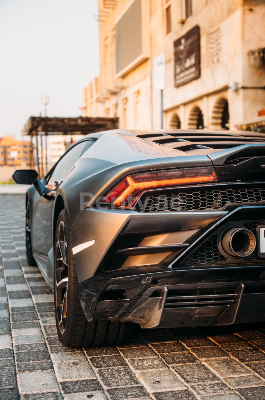 أسود Lamborghini Evo للإيجار في دبي 6