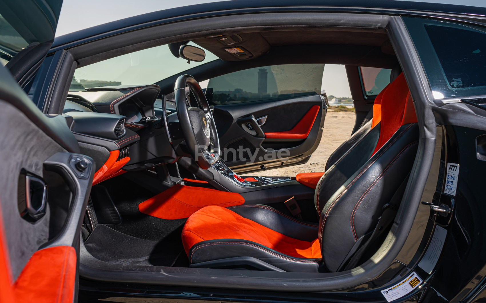 Schwarz Lamborghini Huracan zur Miete in Sharjah 6