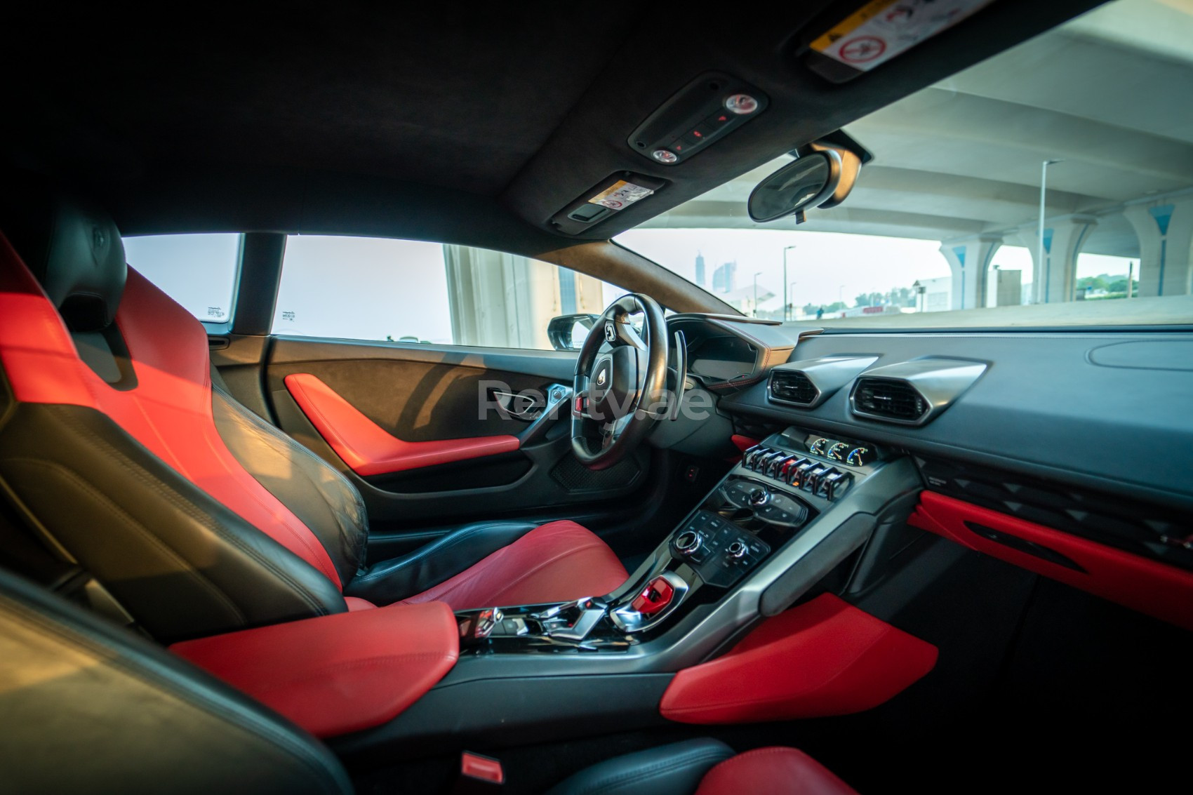 Noir Lamborghini Huracan en location à Abu-Dhabi 4