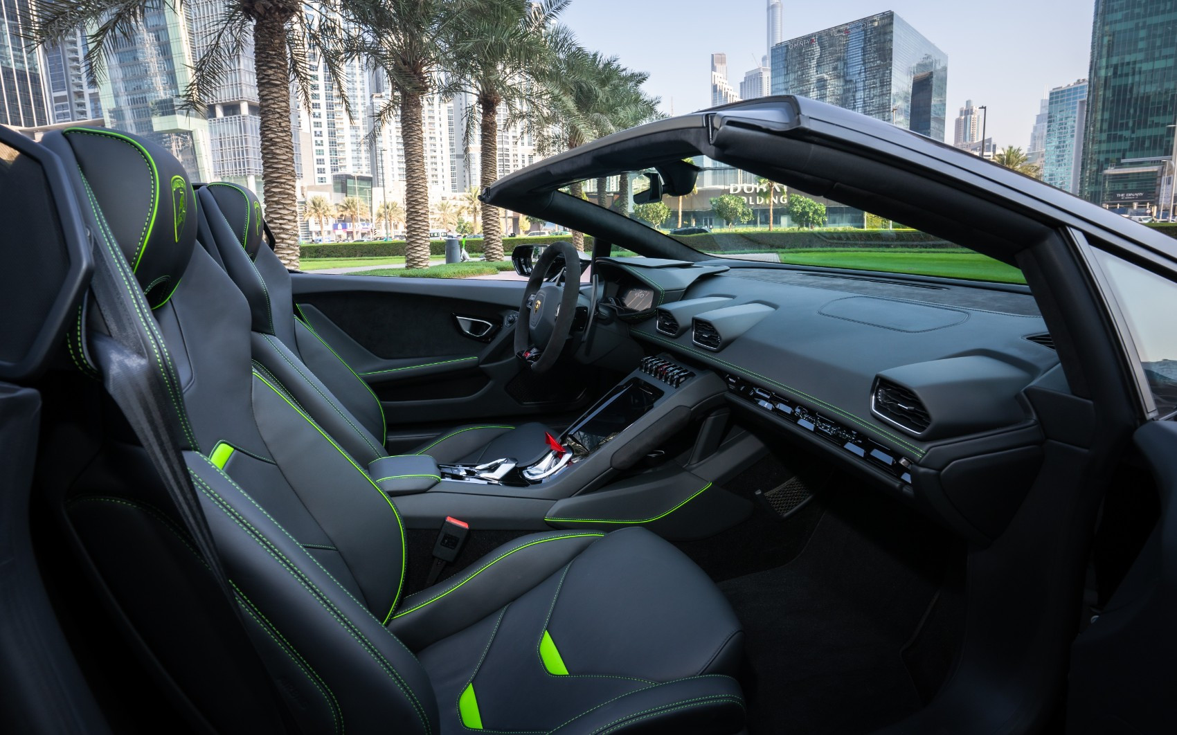 Schwarz Lamborghini Evo Spyder zur Miete in Sharjah 2