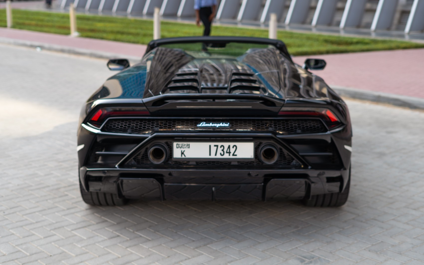 Schwarz Lamborghini Evo Spyder zur Miete in Abu-Dhabi 4