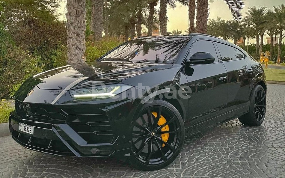 Negro Lamborghini Urus en alquiler en Dubai