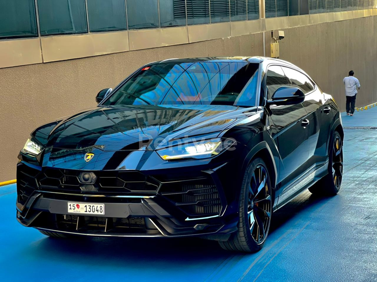 Negro Lamborghini Urus en alquiler en Abu-Dhabi 3