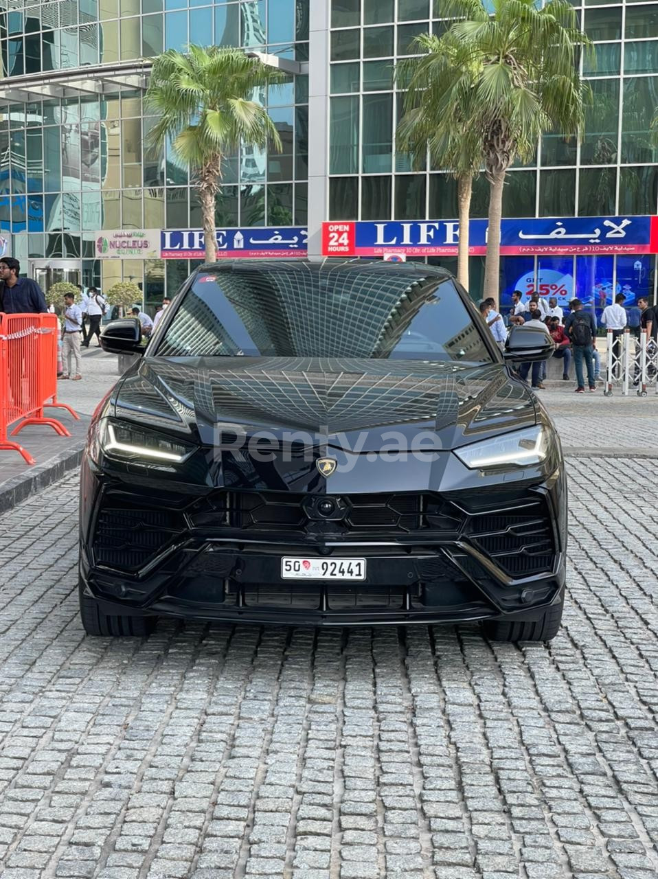 在迪拜租赁黑色 Lamborghini Urus 0