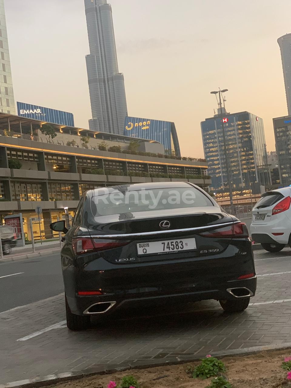 Noir Lexus ES350 en location à Sharjah 3