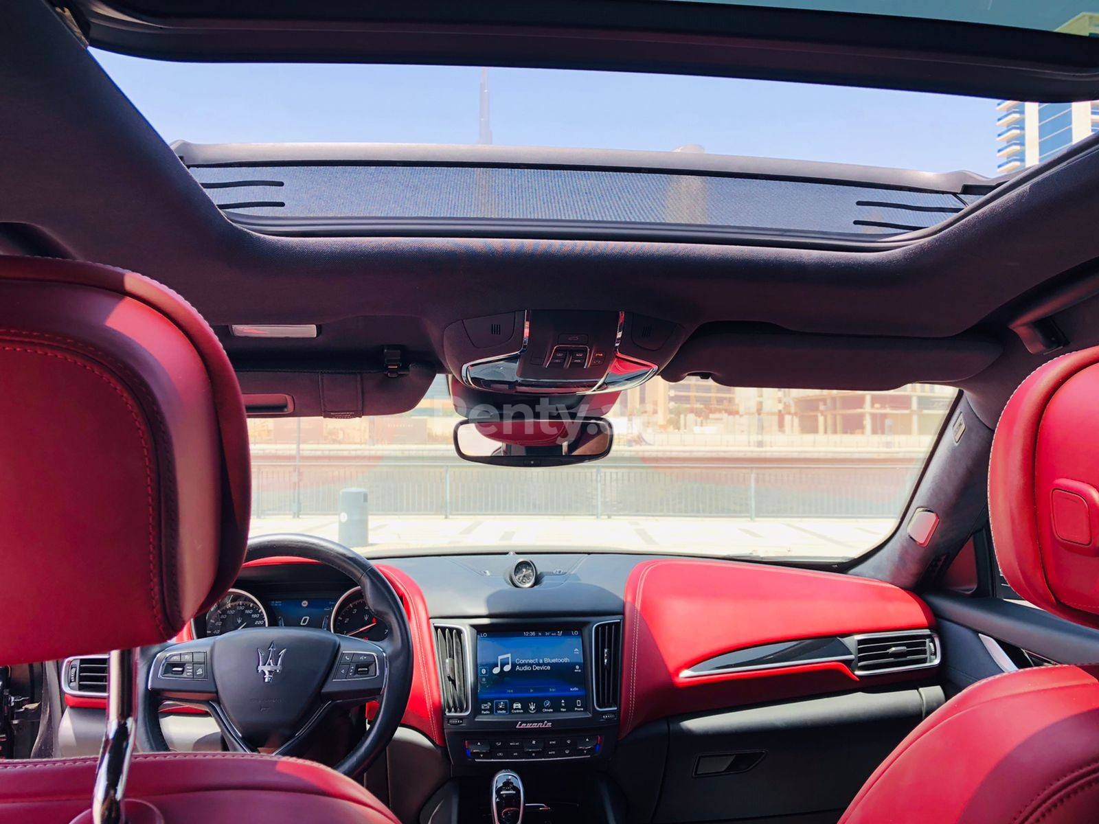 Schwarz Maserati Levante zur Miete in Sharjah 0