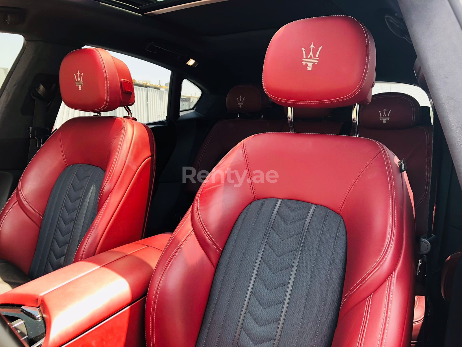 أسود Maserati Levante للإيجار في دبي 2