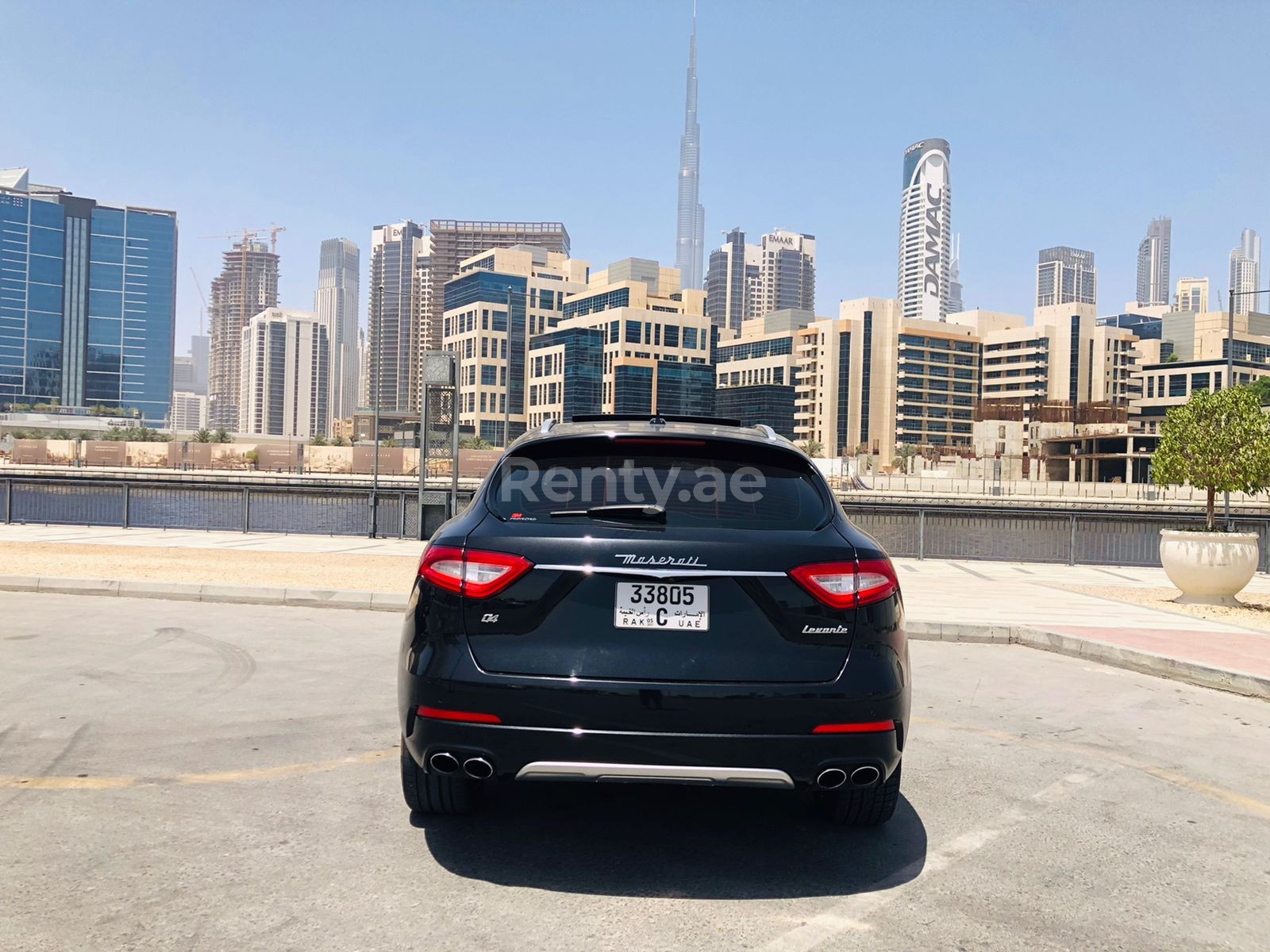 Schwarz Maserati Levante zur Miete in Abu-Dhabi 4