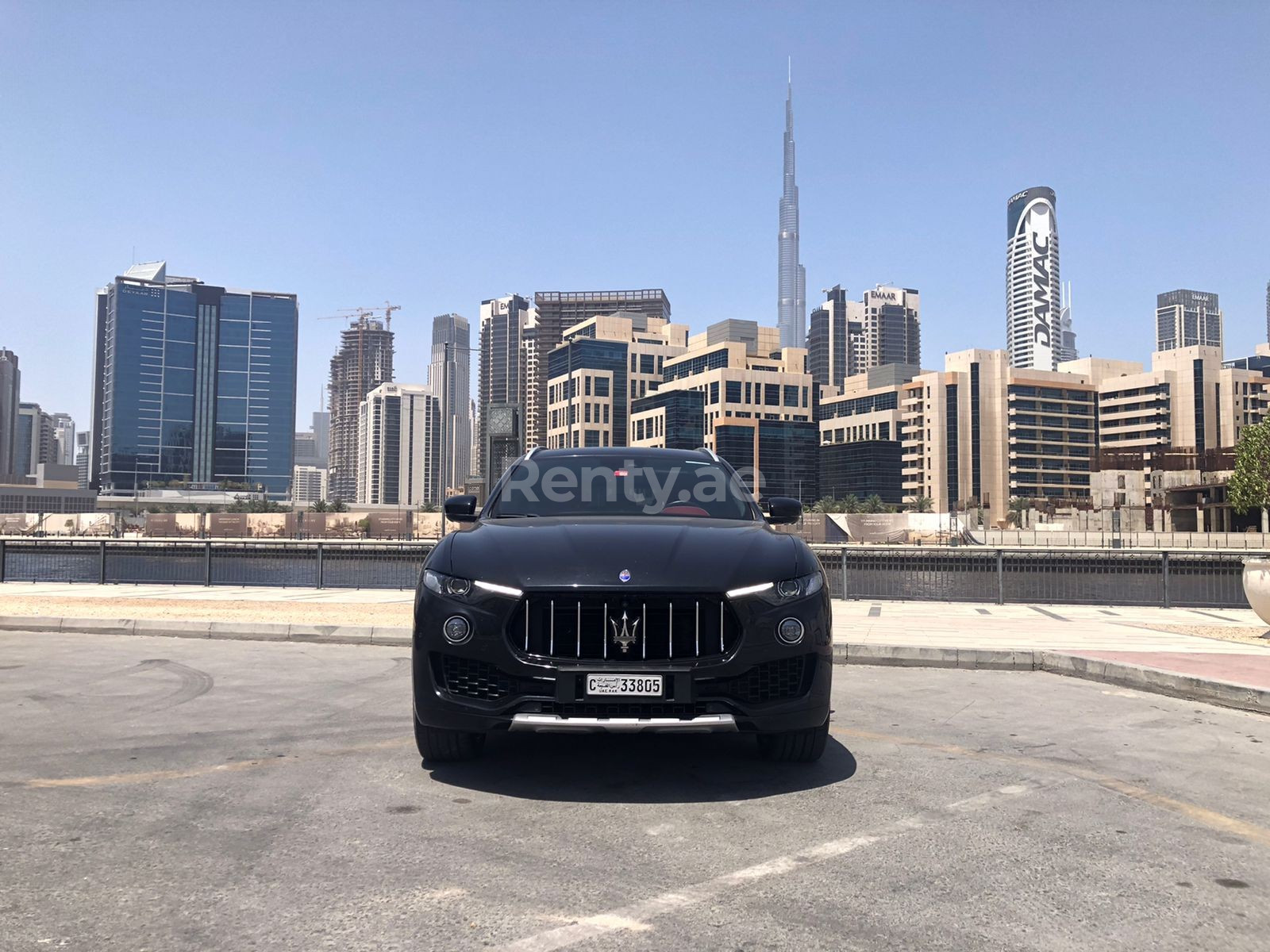 在迪拜租赁黑色 Maserati Levante 8