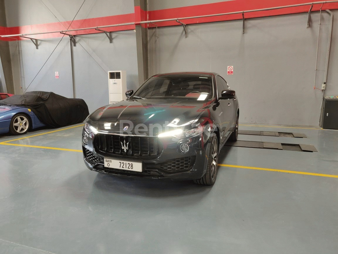 Noir Maserati Levante en location à Sharjah 0