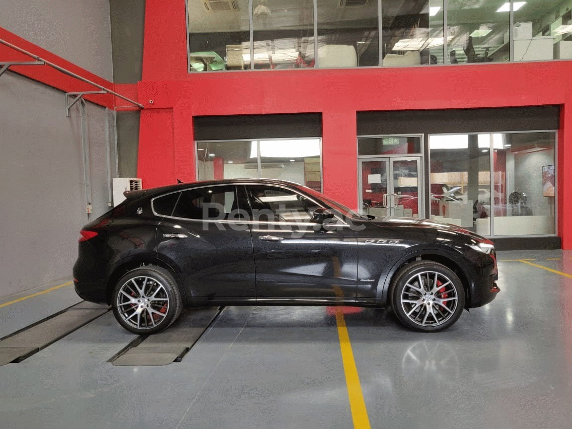 Noir Maserati Levante en location à Sharjah 1