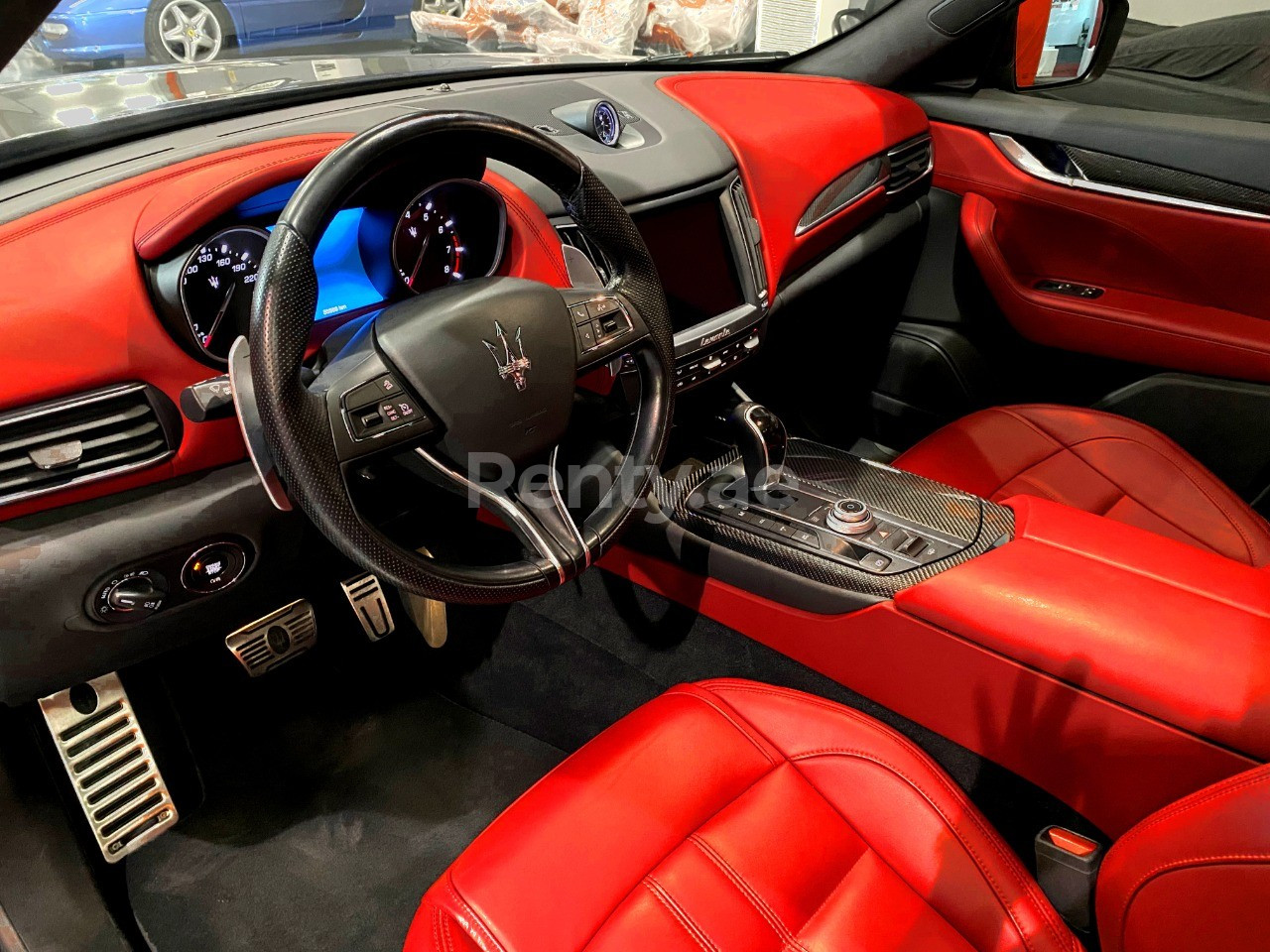 在沙迦租赁黑色 Maserati Levante 4