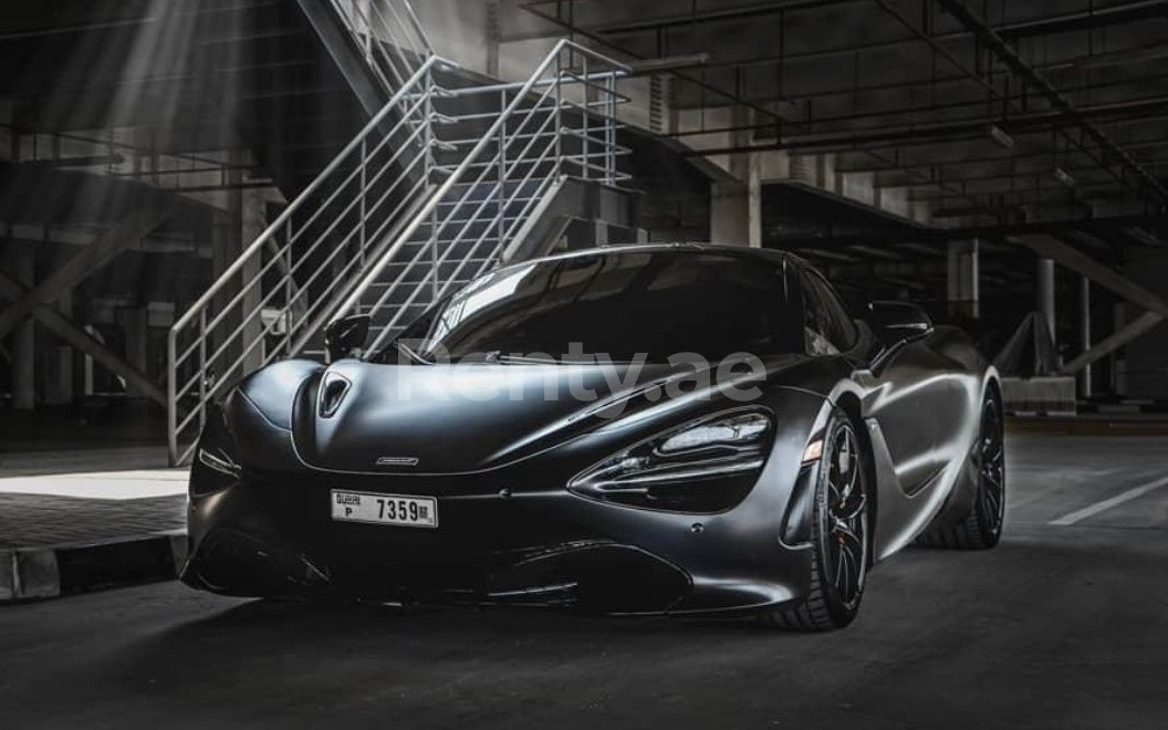 Noir McLaren 720 S en location à Abu-Dhabi