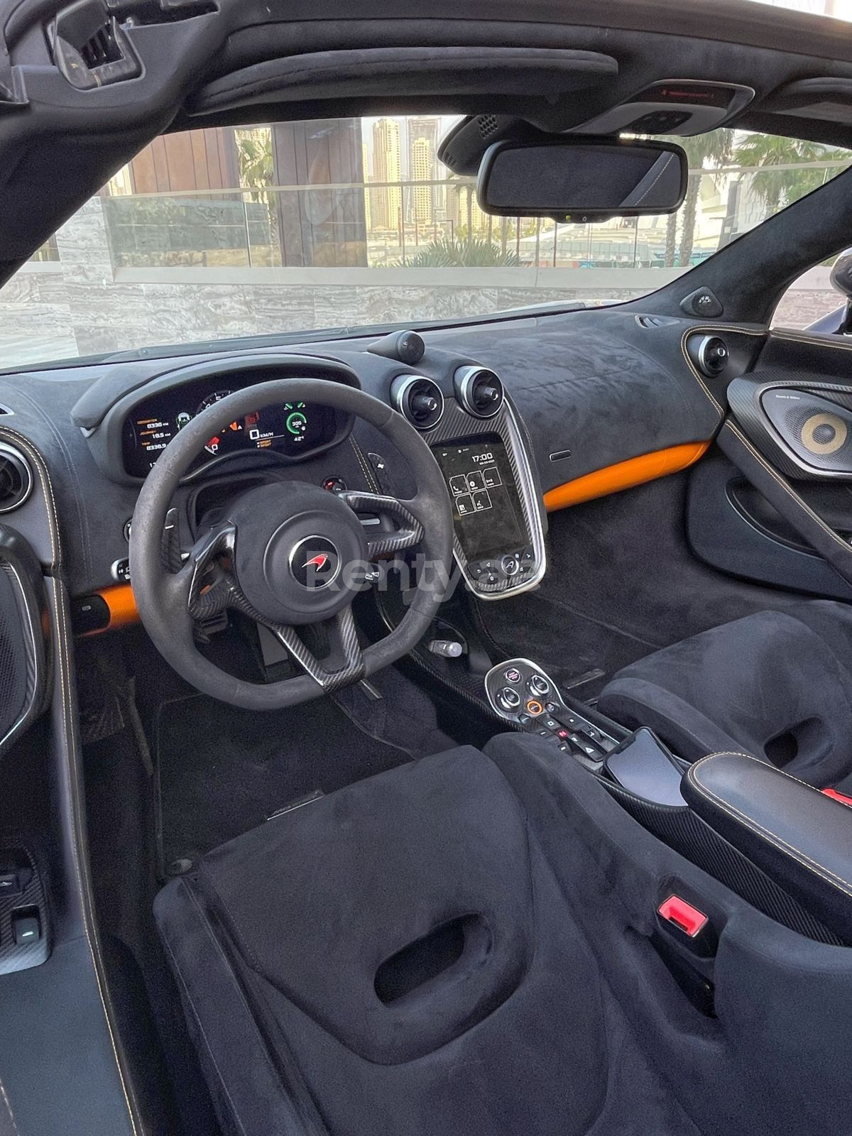 Negro McLaren 570S Spyder en alquiler en Sharjah 5