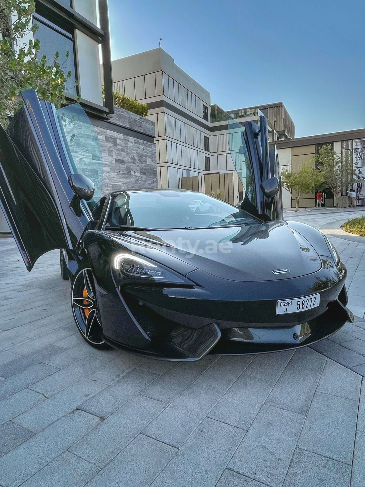 Noir McLaren 570S Spyder en location à Dubai 6