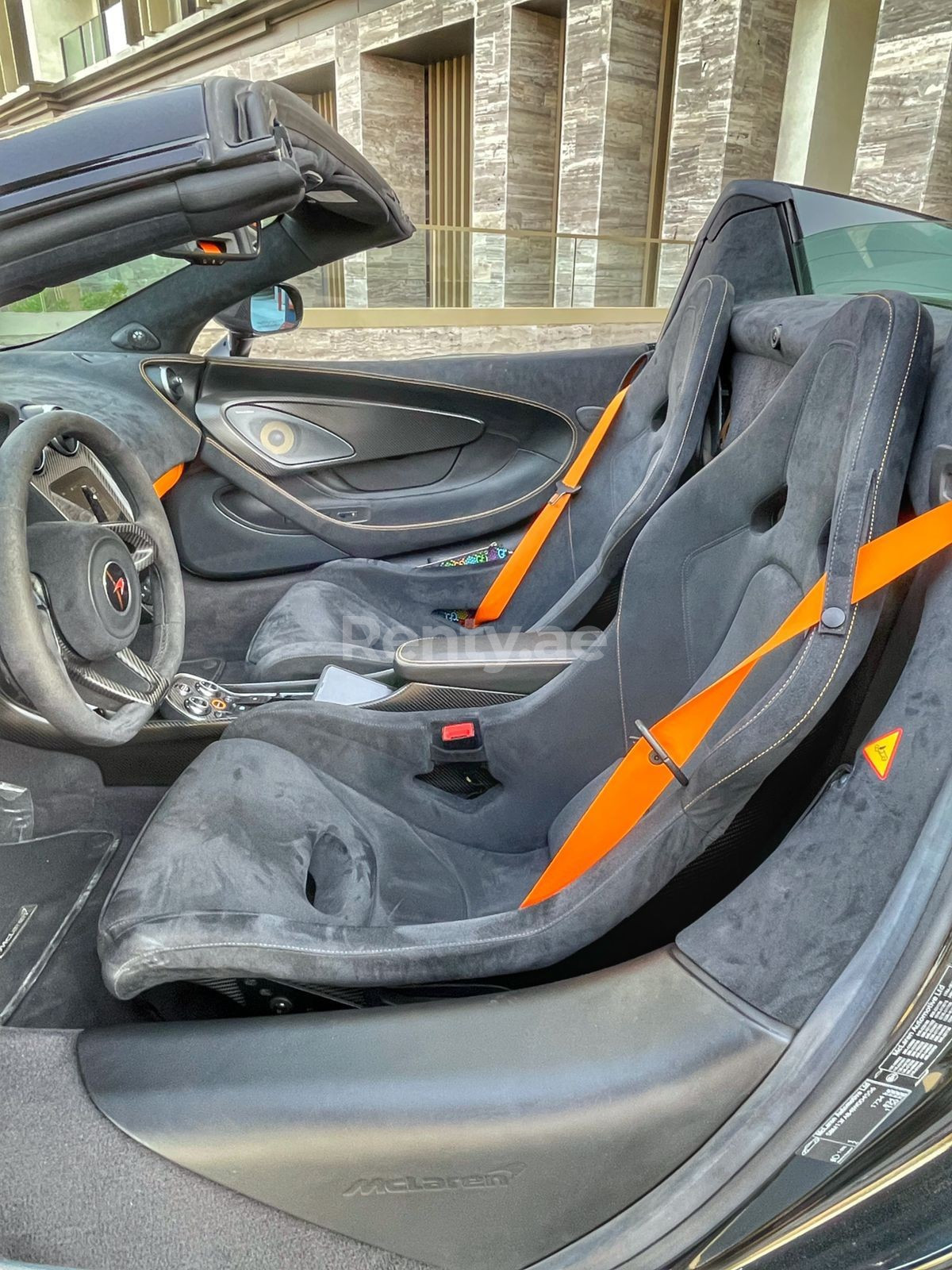 Nero McLaren 570S Spyder in affitto a Sharjah 10