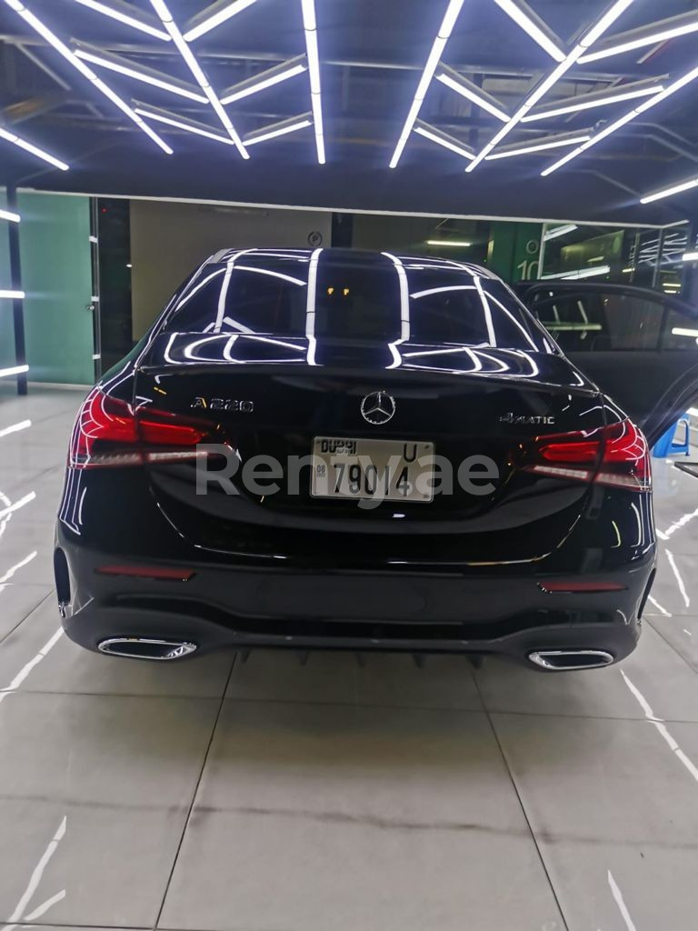 Negro Mercedes A Class 220 AMG en alquiler en Dubai 1