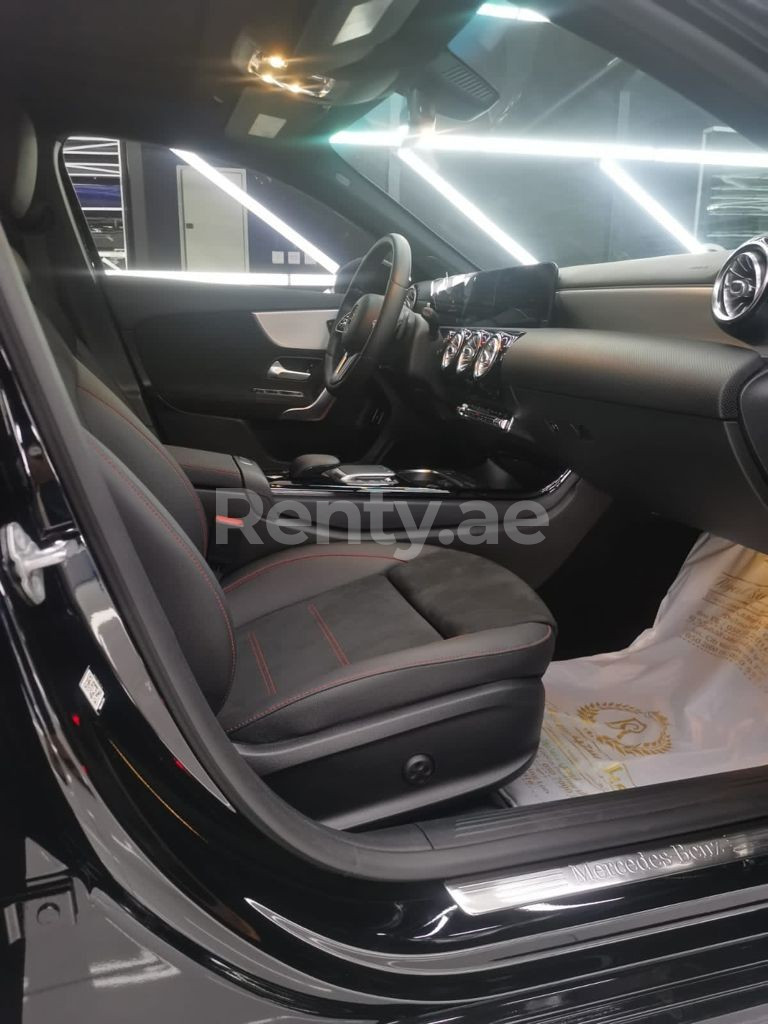 أسود Mercedes A Class 220 AMG للإيجار في أبو ظبي 3