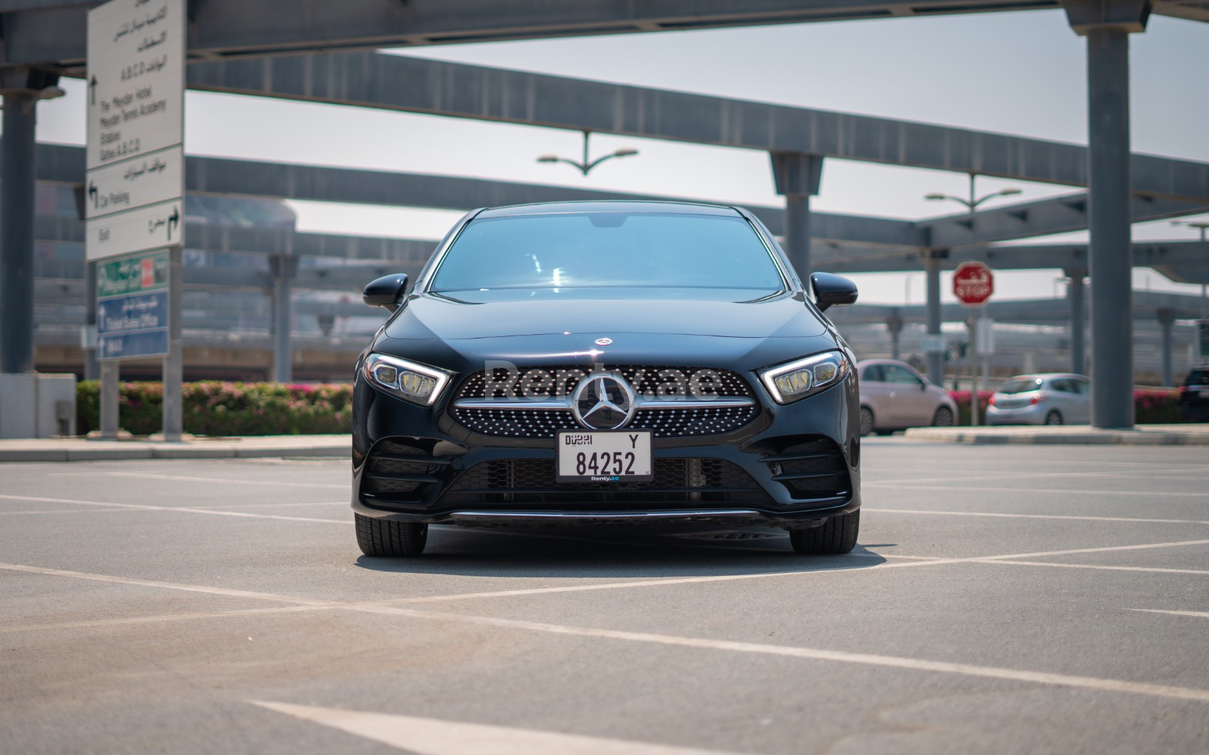 Noir Mercedes A220 en location à Abu-Dhabi 0