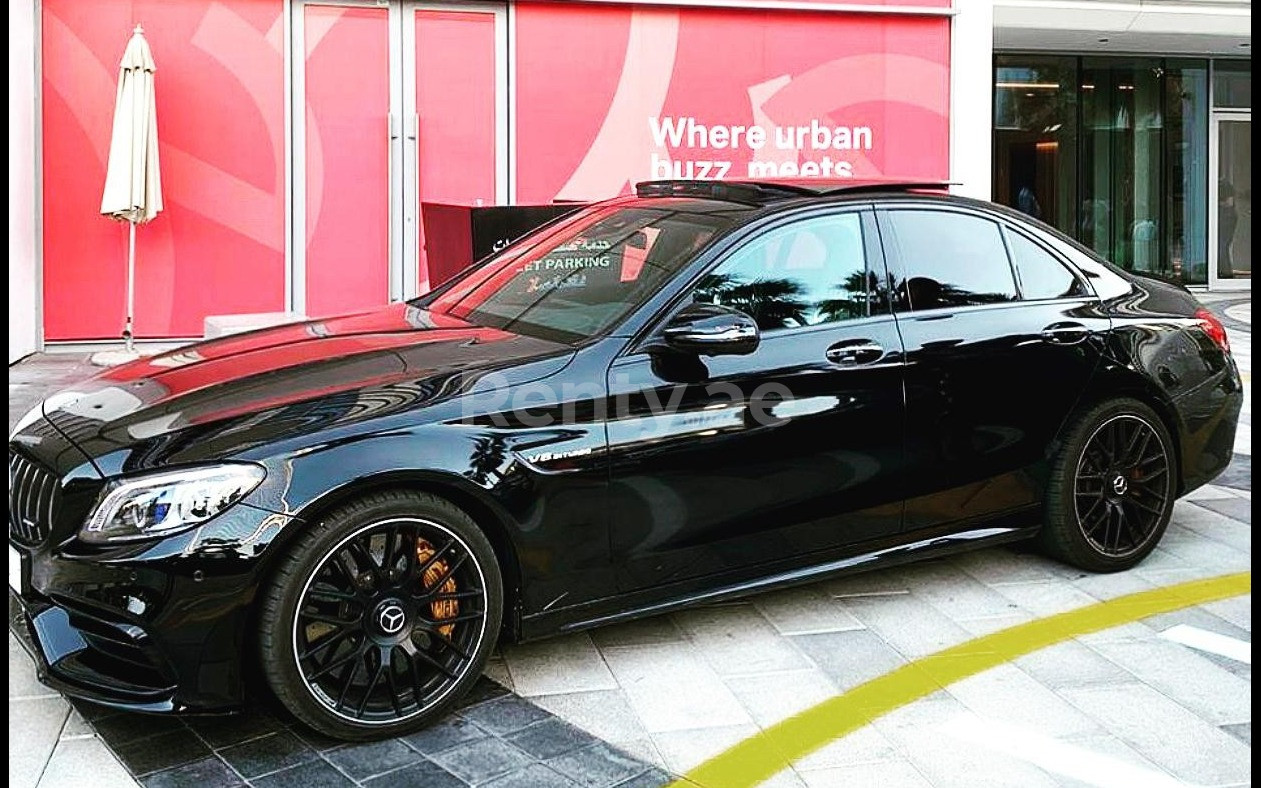 Negro Mercedes AMG C63s Carbon Edition en alquiler en Sharjah