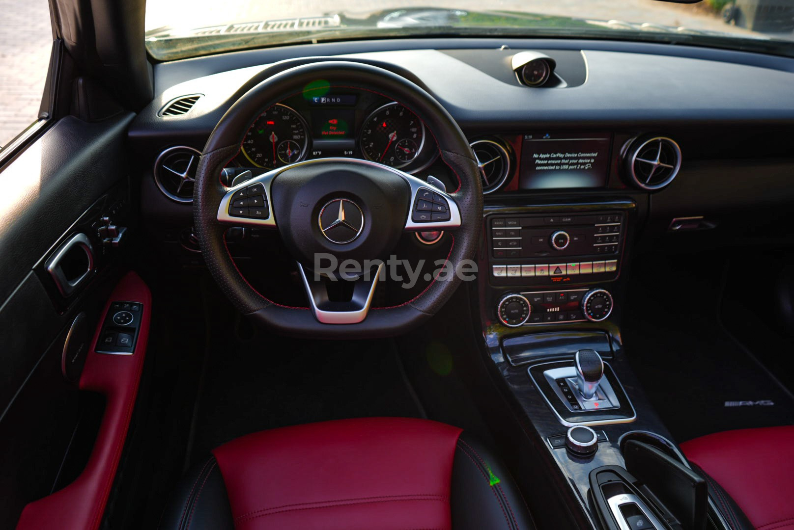 Noir MERCEDES BENZ SLC 300 2019 en location à Dubai 2