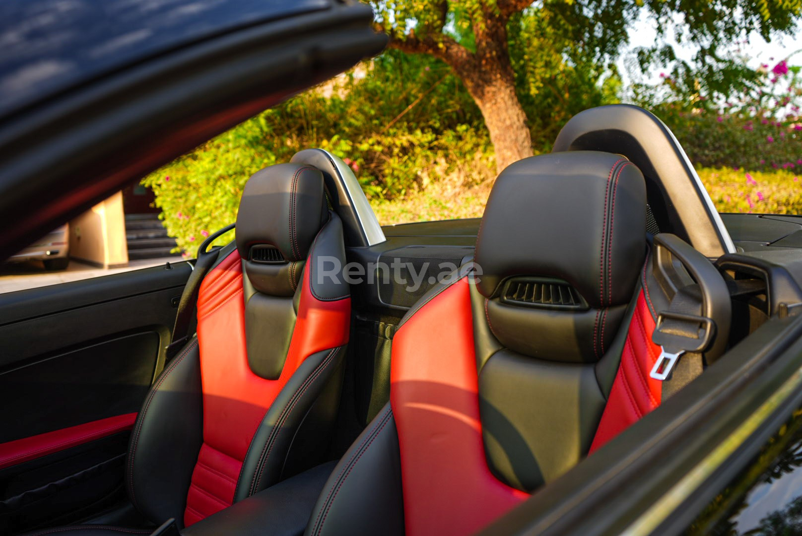 Negro MERCEDES BENZ SLC 300 2019 en alquiler en Dubai 5