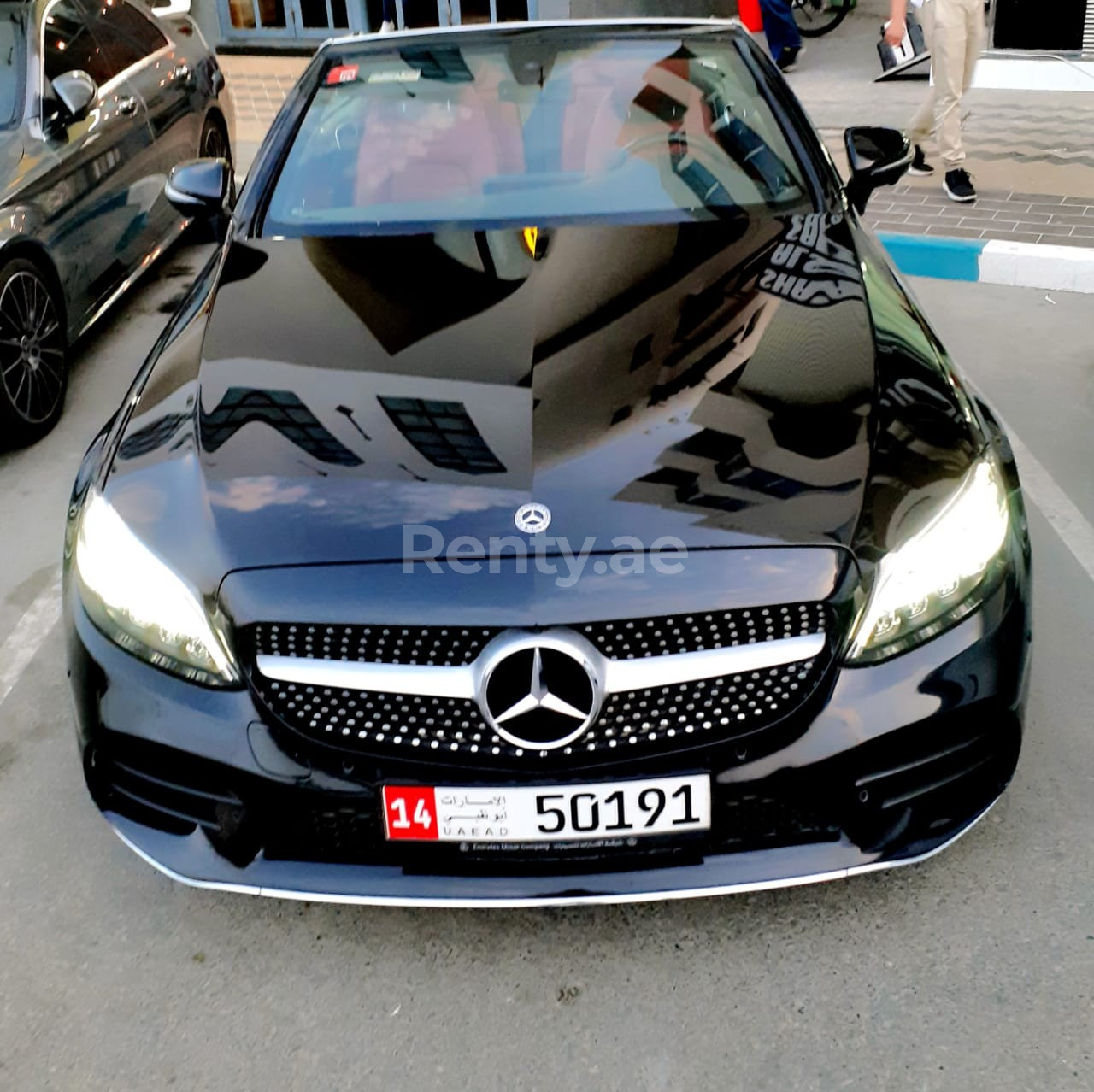 Negro Mercedes C200 cabrio en alquiler en Abu-Dhabi 1