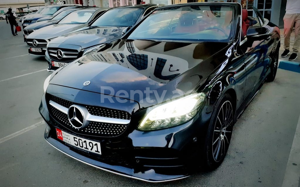 Negro Mercedes C200 cabrio en alquiler en Abu-Dhabi