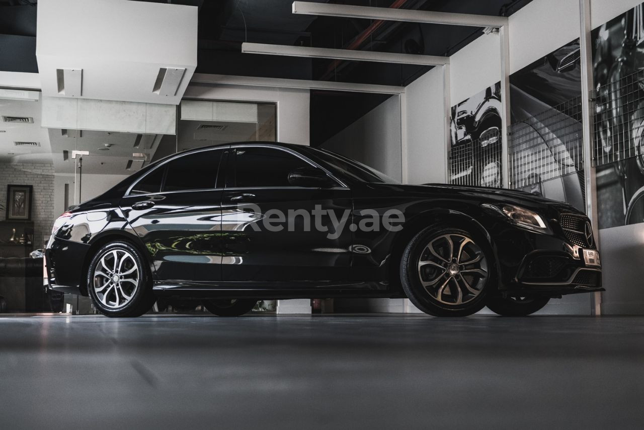 Noir Mercedes C Class en location à Sharjah 0