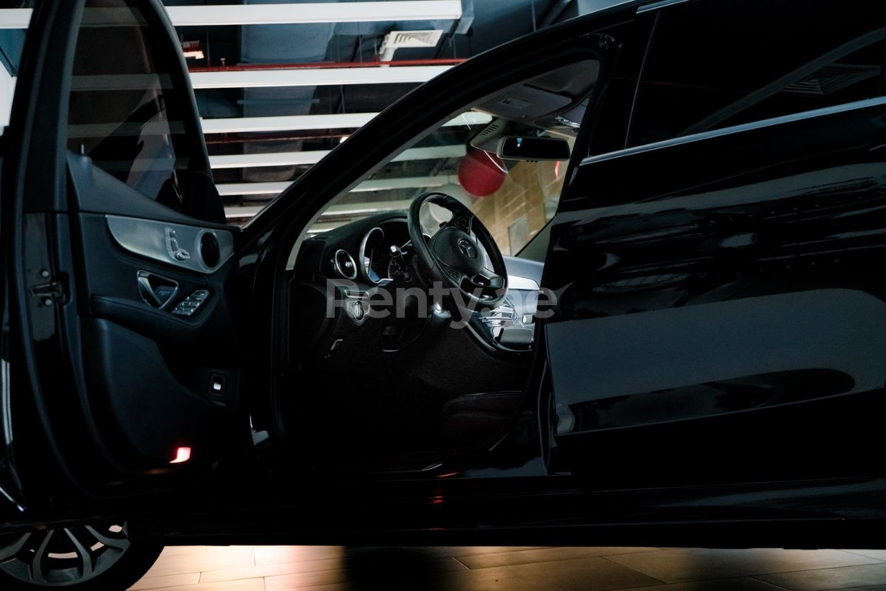 Noir Mercedes C Class en location à Dubai 1