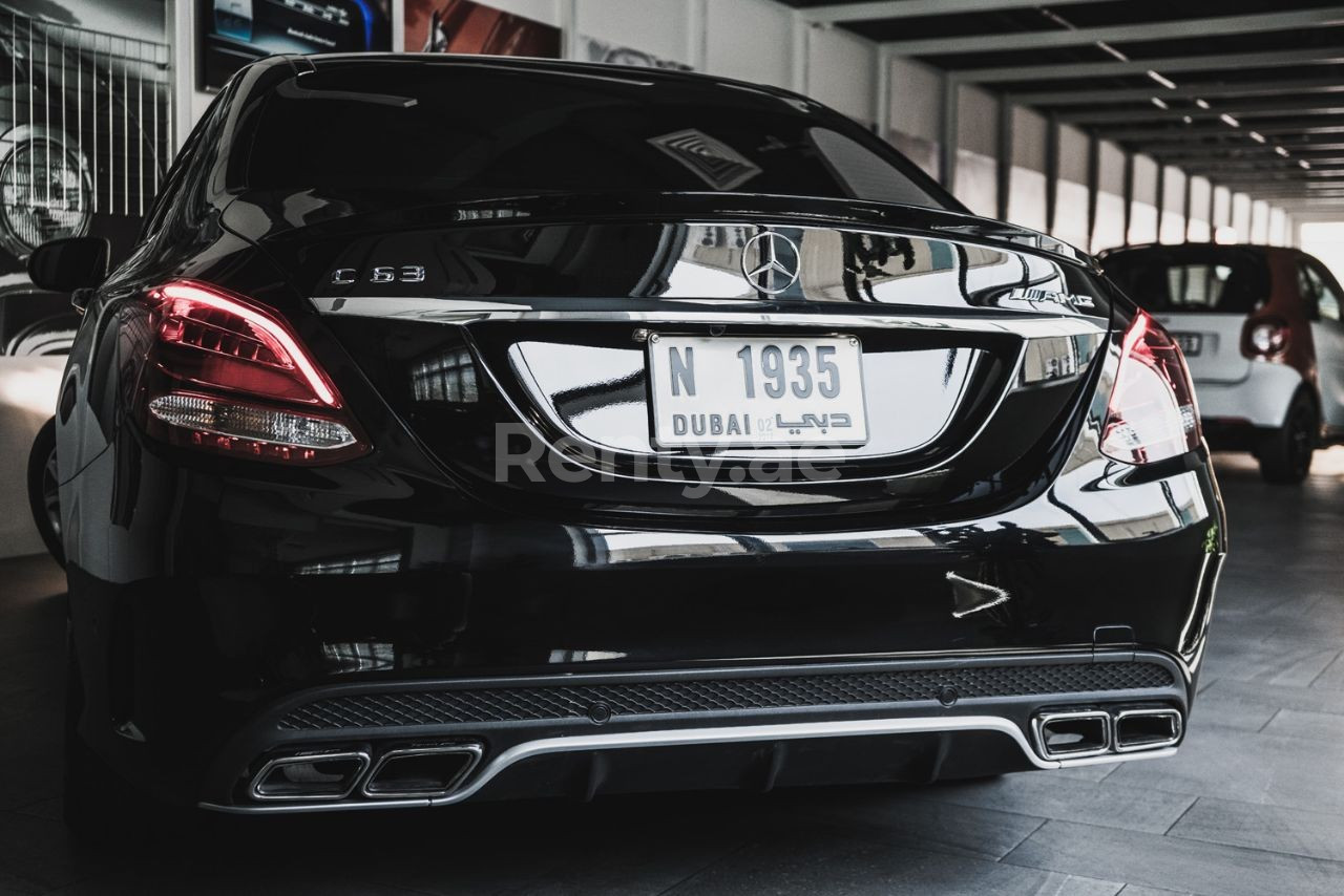 Negro Mercedes C Class en alquiler en Sharjah 2