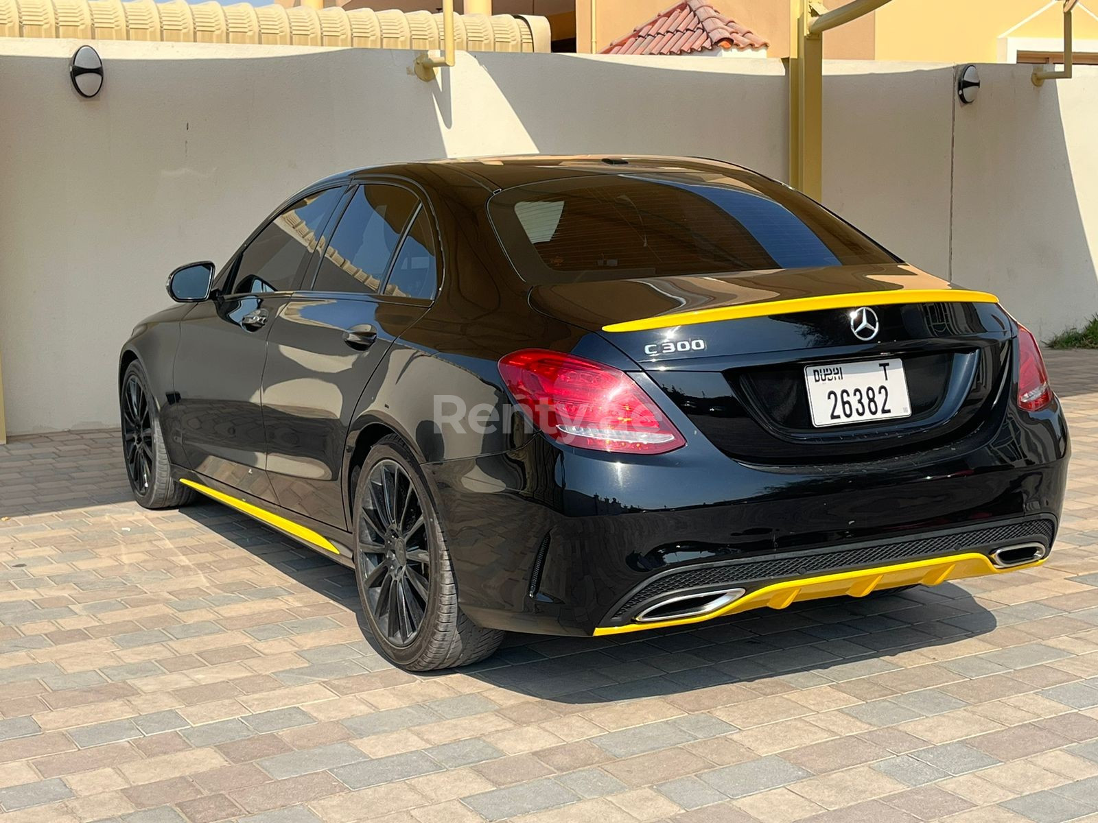 Nero Mercedes C Class in affitto a Abu-Dhabi 3