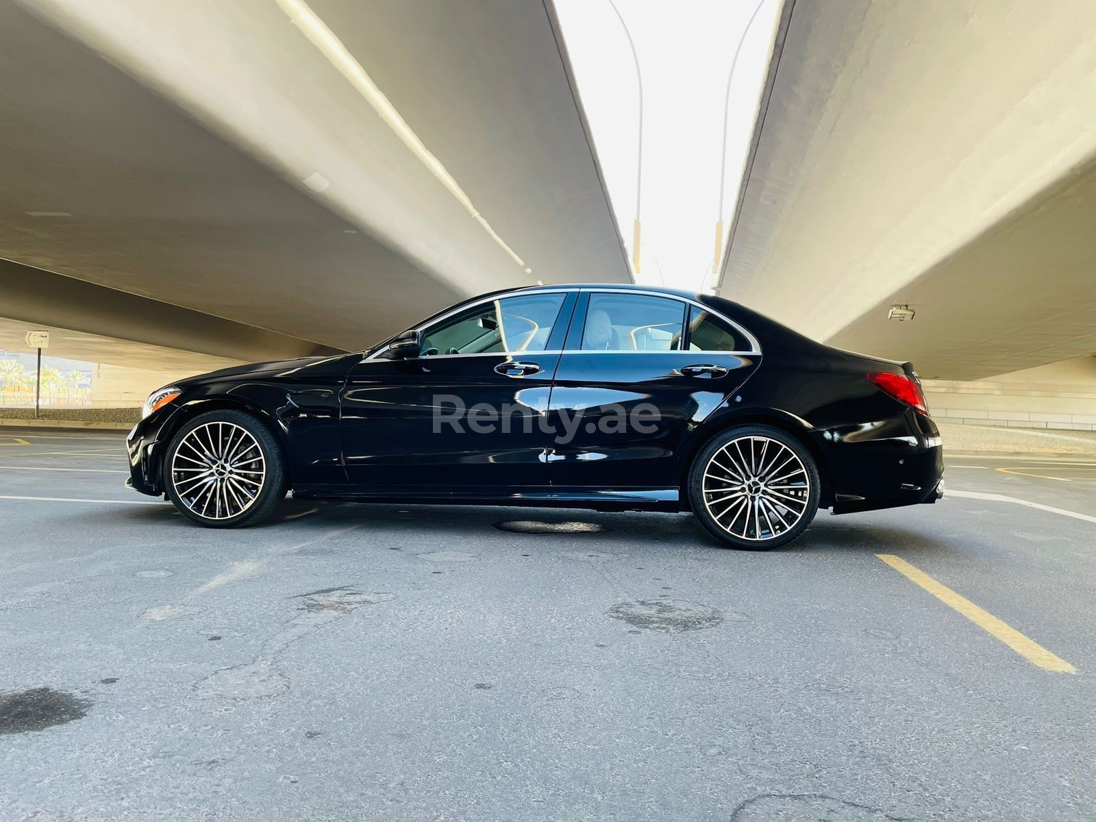 أسود Mercedes C300 Class للإيجار في دبي 1