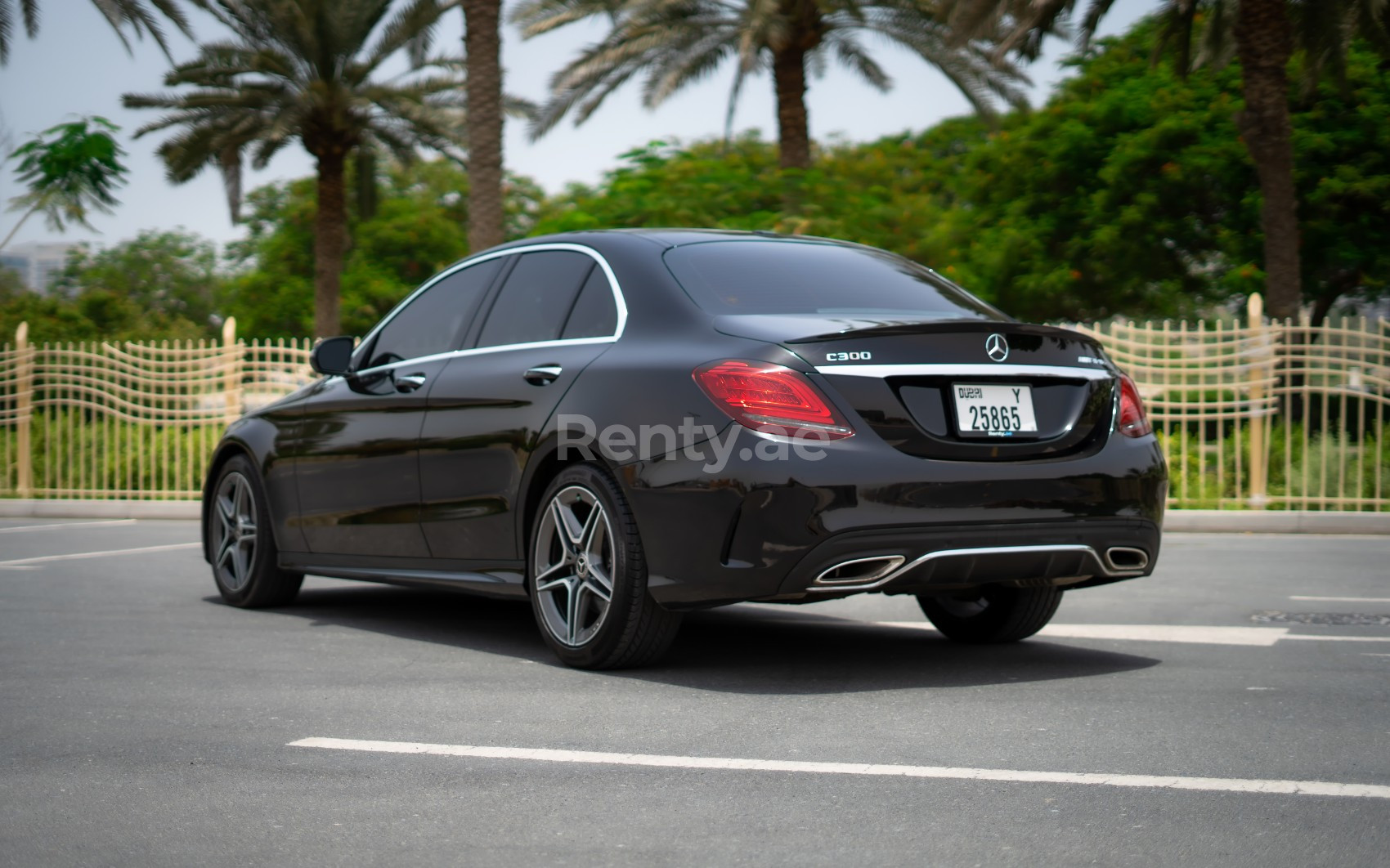 أسود Mercedes C300 للإيجار في دبي 1