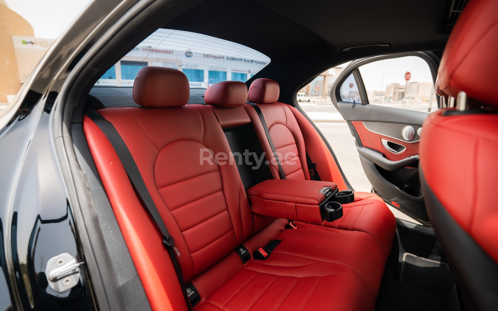 أسود Mercedes C300 للإيجار في دبي 6