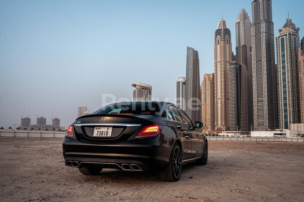 Negro Mercedes C300 en alquiler en Abu-Dhabi 1