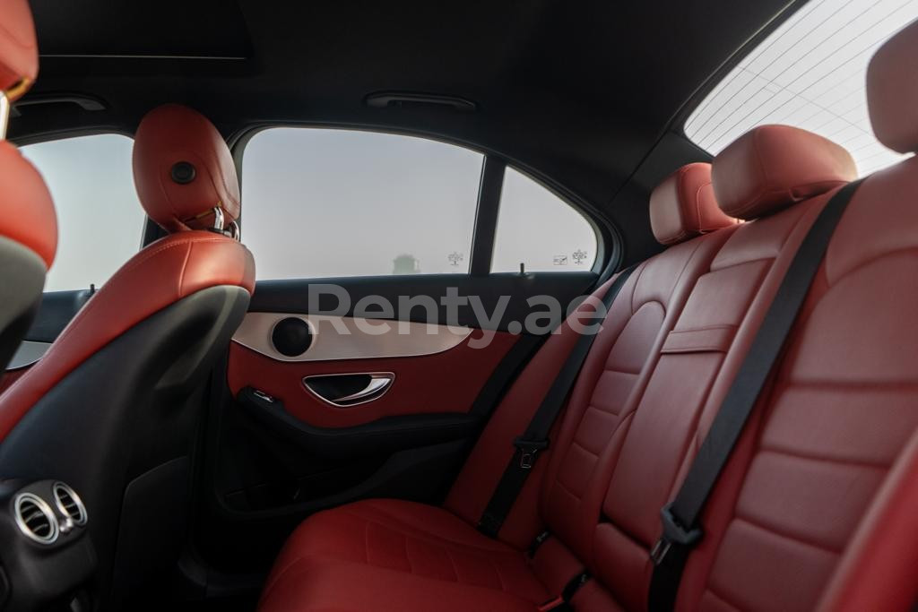 Noir Mercedes C300 en location à Sharjah 4