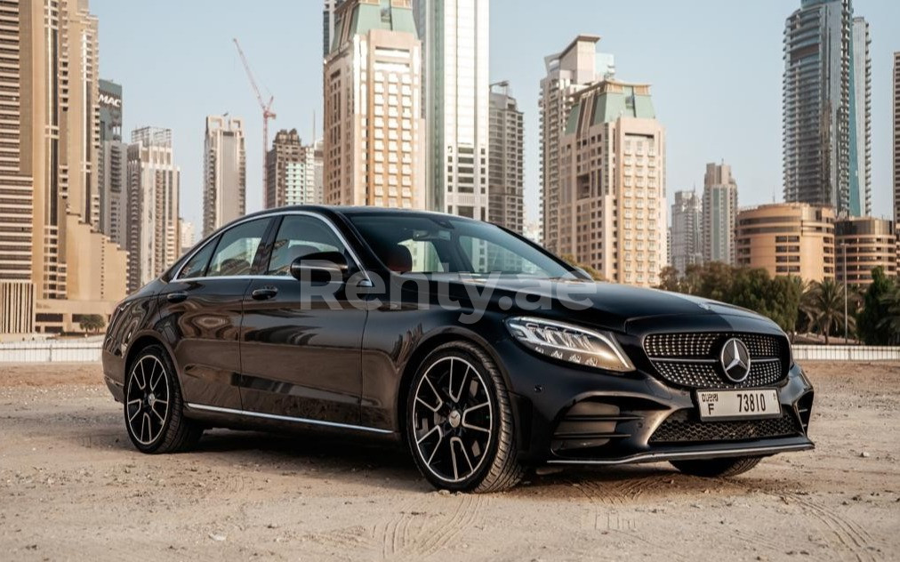 Negro Mercedes C300 en alquiler en Abu-Dhabi