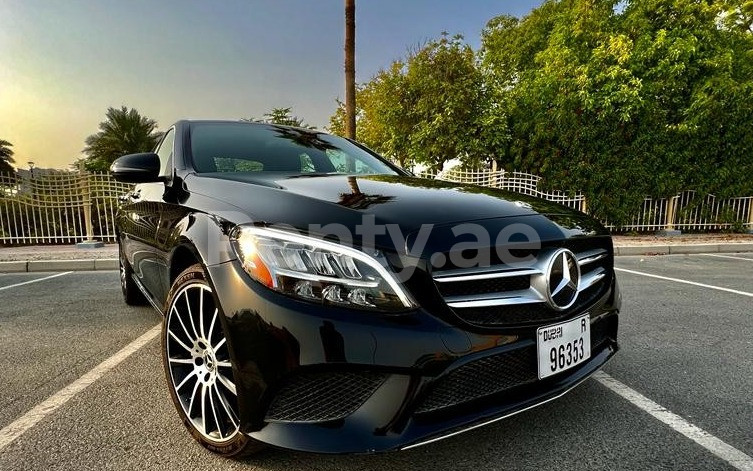 Noir Mercedes C300 en location à Abu-Dhabi