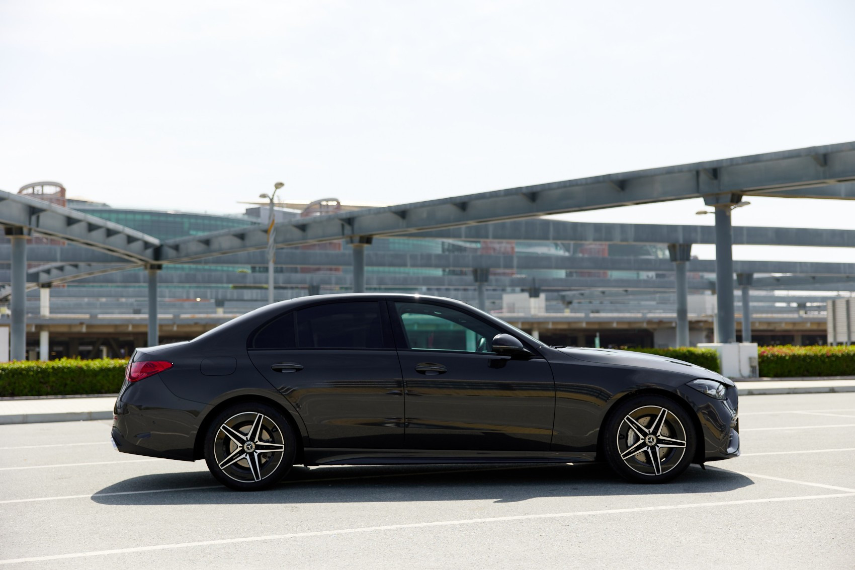 Negro Mercedes C200 en alquiler en Dubai 0