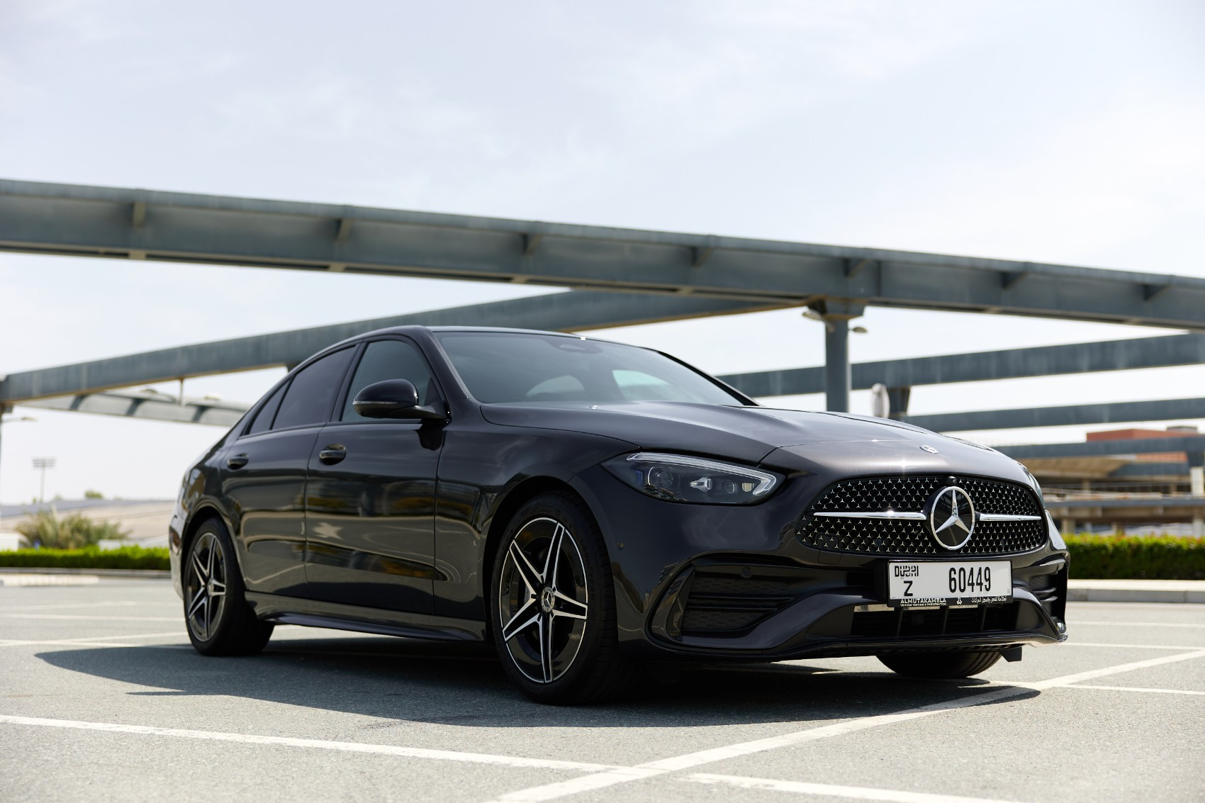 Negro Mercedes C200 en alquiler en Sharjah 1