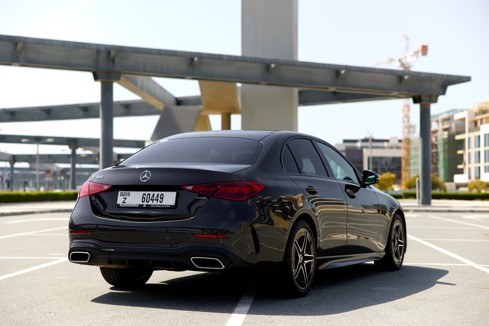 Schwarz Mercedes C200 zur Miete in Sharjah 2